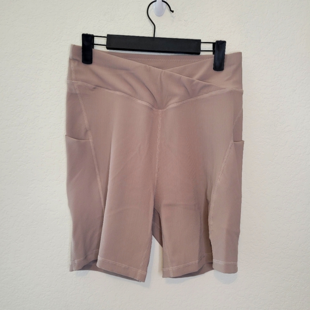 NWOT Womens Tan Nude Ribbed Pocket Biker Shorts 8" Size Large